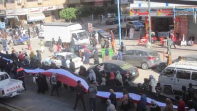 Photo of بالصور .. مسيرة شعبية بمحافظة مطروح تحمل علم طوله 500 متر لدعم  السيسي