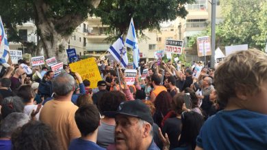 Photo of تظاهر حول 1000 اسرائيلي في تل أبيب لمطالبة نيتانياهو باخذ خطوة إلى الخلف
