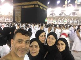 Photo of شاهد..عصام الحضرى مع 4 سيدات فى الحرم المكى.. تعرف عليهن