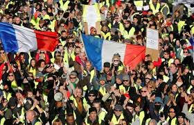Photo of آلاف من أصحاب (السترات الصفراء) يخرجون إلى شوارع فرنسا