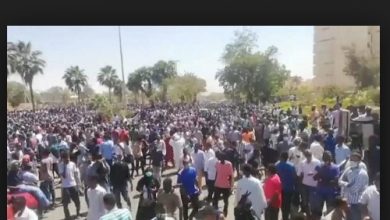 Photo of السودانيين يتظاهرون أمام مقر القوات المسلحة وأخري أمام القصر الرئاسي فى الخرطوم