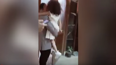 Photo of طبيب يعتدي على أسرة طفلة بعد أن تسبب لها في نزيف بالبول ( فيديو وصور )