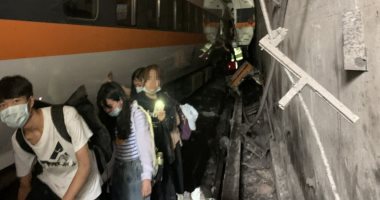 Photo of عشران القتلى في حادث خروج قطار عن القضبان فى تايوان