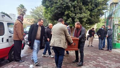 Photo of جثمان الدكتور جابر عصفور يصل مسجد صلاح الدين لآداء صلاة الجنازة