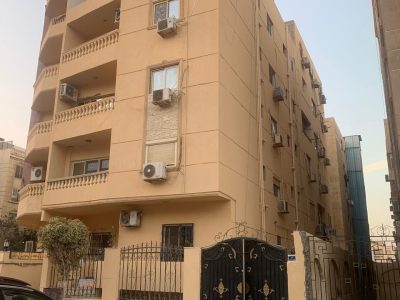 شقه للايجار المفروش ٣غرف و٢حمام ومطبخ وريسبشن عمارات النرجس أمام مستشفي ازون