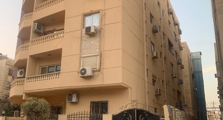 شقه للايجار المفروش ٣غرف و٢حمام ومطبخ وريسبشن عمارات النرجس أمام مستشفي ازون