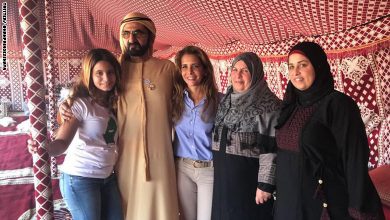Photo of محمد بن راشد وزوجته الأميرة هيا يستقبلان أسرة الطيار الأردني معاذ الكساسبة