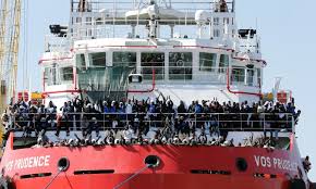 Photo of الاتحاد الأوروبي والأمم المتحدة يطالبان إيطاليا ومالطا باستقبال سفينة مهاجرين