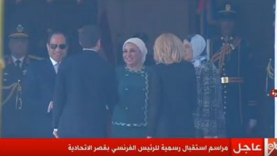 فيديو.. ماكرون وقرينته يصلان قصر الاتحادية للقاء السيسي