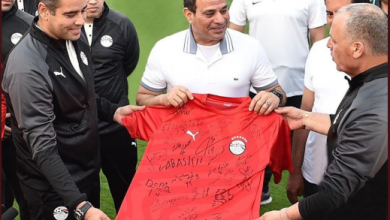 Photo of بعد اهداء السيسى قميص الفراعنة ..تعرف على لاعبى المنتخب الموقعين على القميص