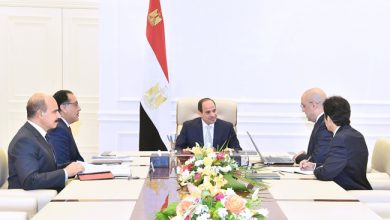 Photo of السيسي يجتمع مع رئيس الحكومة وعدد من الوزراء لاستعراض آخر المستجدات