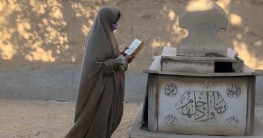 Photo of بوسى شلبى في قبر الفنانة رجاء الجداوى
