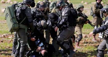 Photo of الاحتلال الإسرائيلي يطلق الرصاص المطاطي والغاز في الضفة الغربية وإصابة 42 فلسطيني