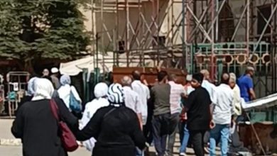 Photo of وصول جثمان المخرج عبد اللطيف زكي مسجد السيدة نفيسة لأداء صلاة الجنازة